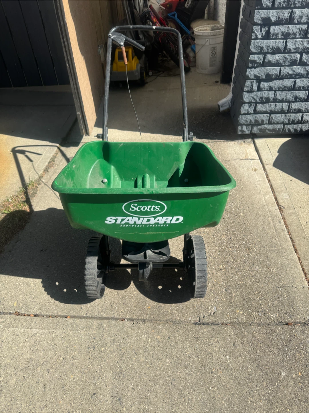 Scotts Standard Broadcast Spreader - photo 3