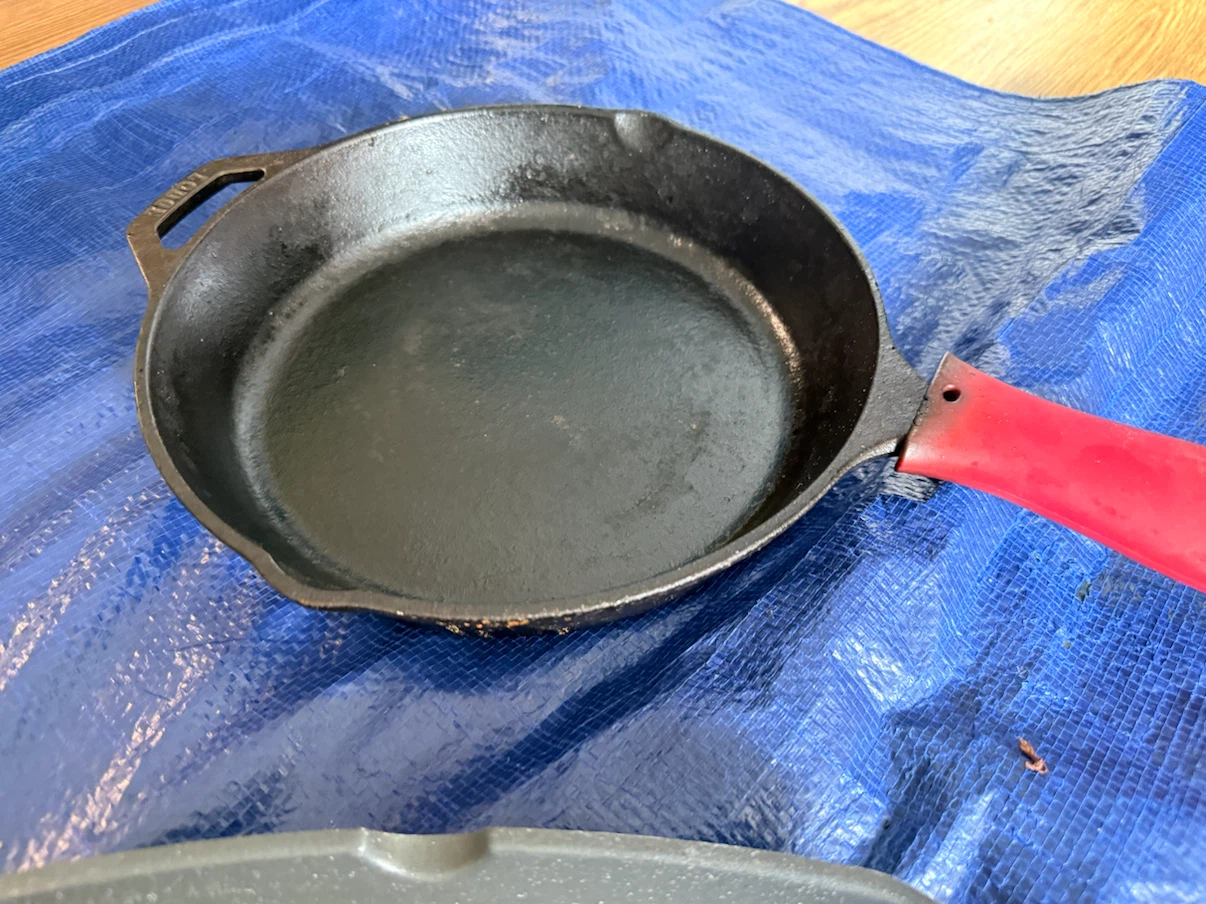 Selling a heavy duty cast iron pan