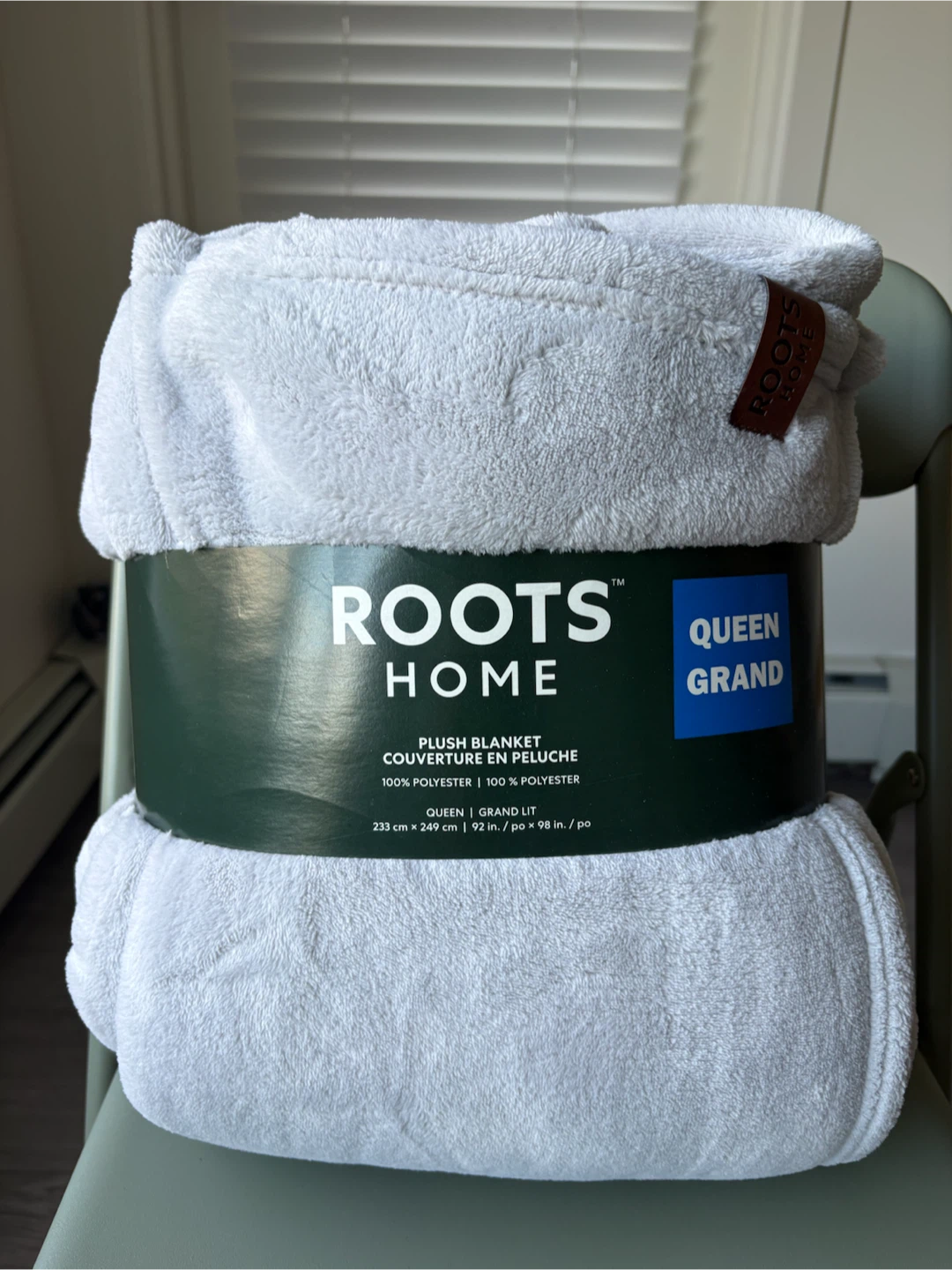 Roots Home Plush Queen Blanket Unused. - photo 2
