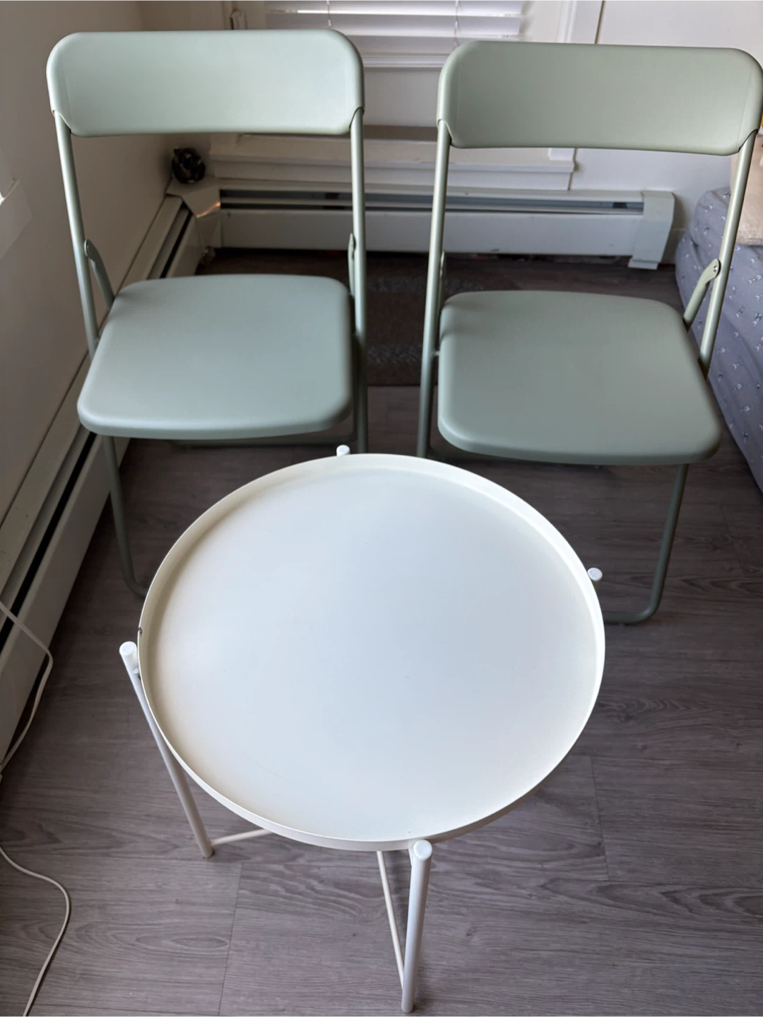 Set of 2 light green folding chairs