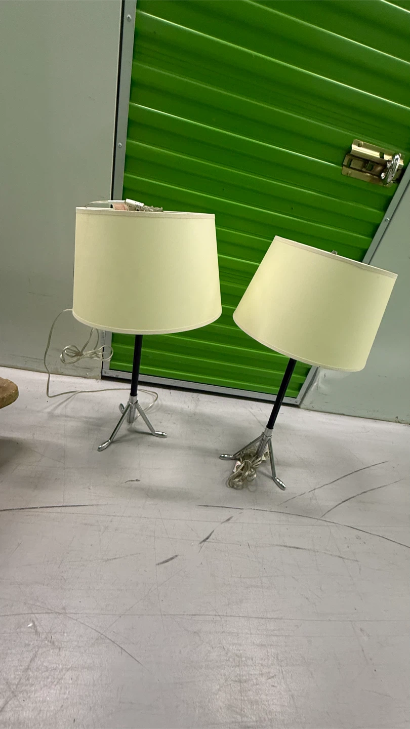 Pair of Cream Table Lamps with Tripod Bases - photo 2
