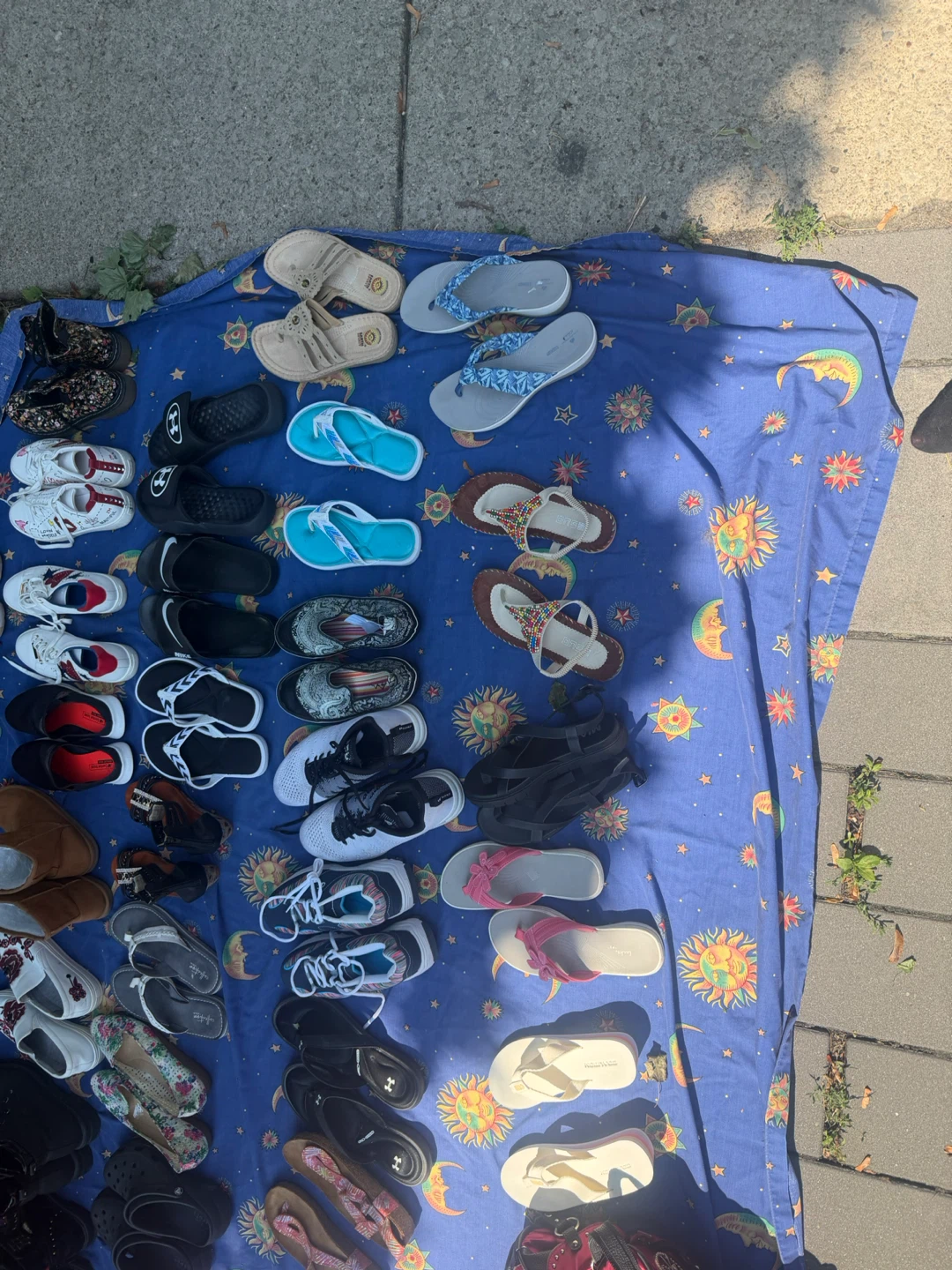 Yard sale happening now till 6 pm - photo 4