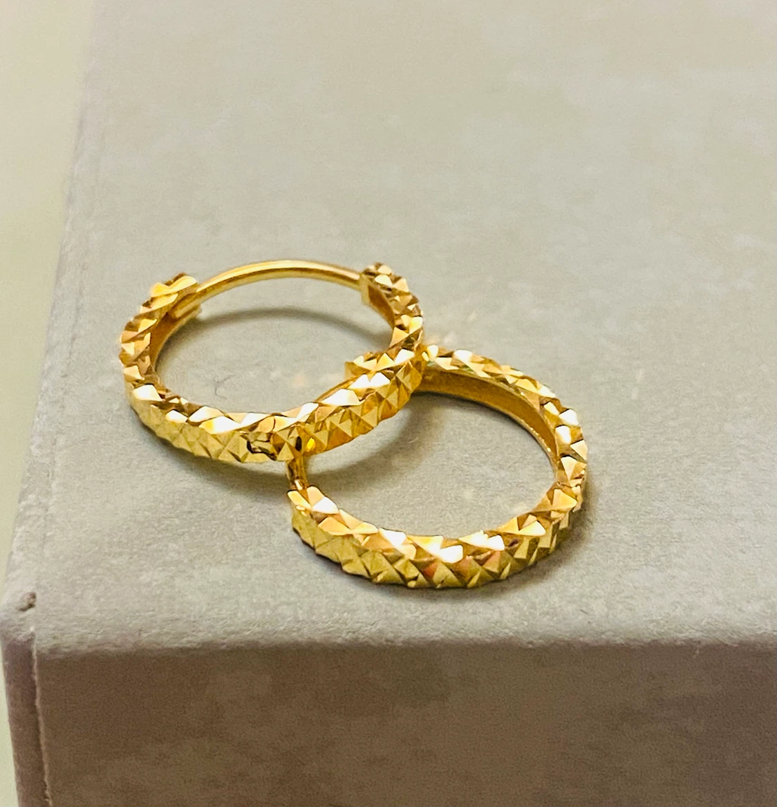 18K Gold  Diamond Cut design Hoop Earrings
