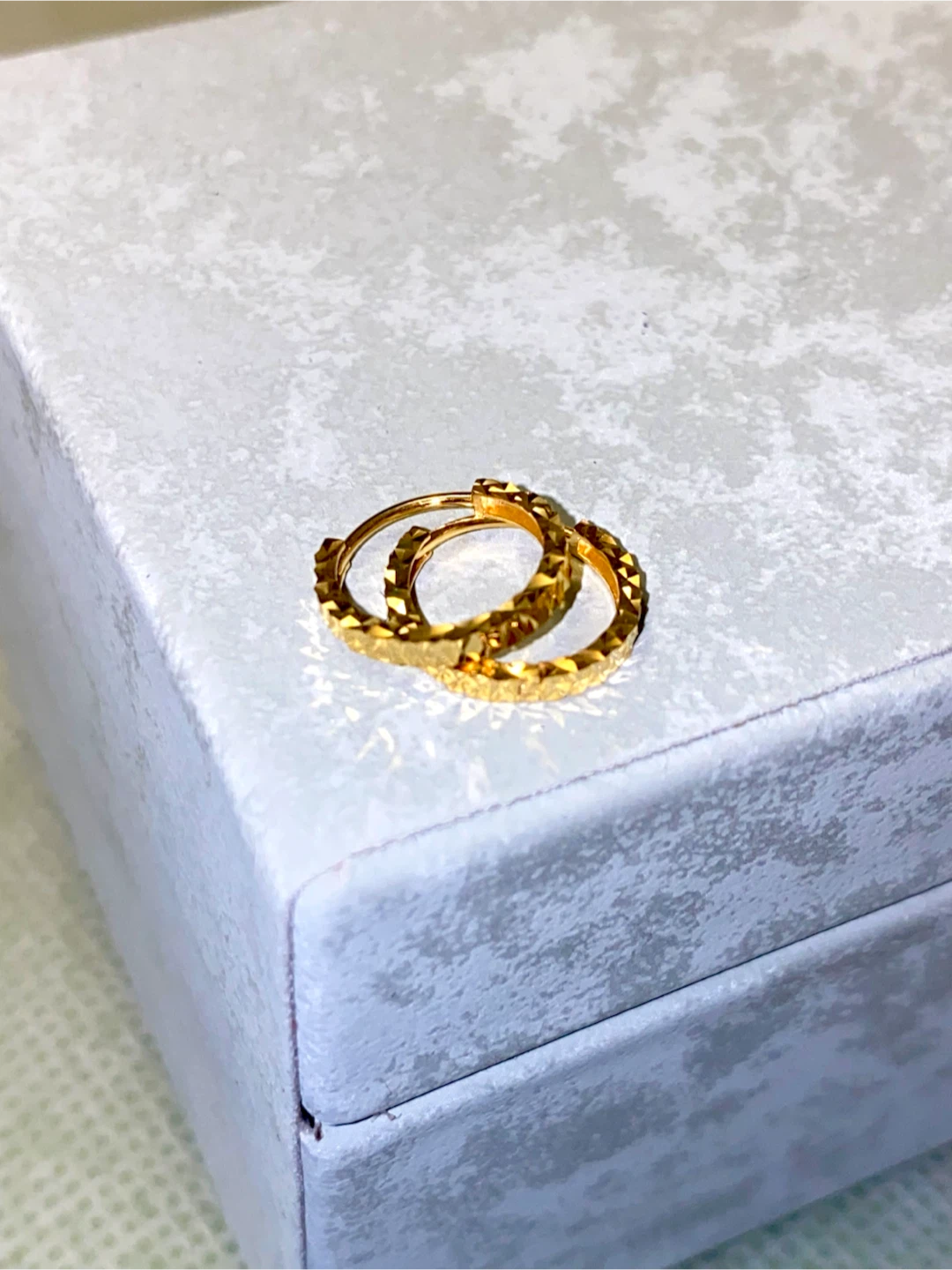 18K Gold  Diamond Cut design Hoop Earrings - photo 2
