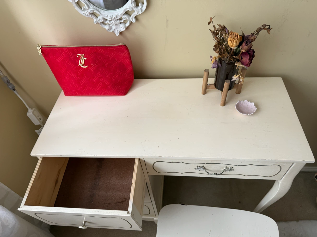 White antique desk and chair - photo 2