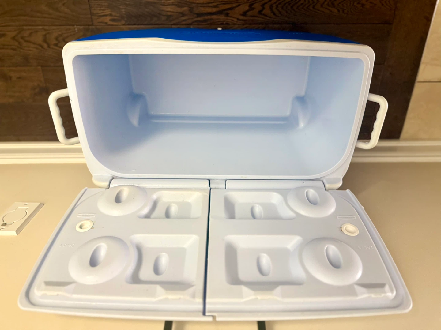 Rubbermaid Rolling Cooler with 4 Cup Holders - photo 2