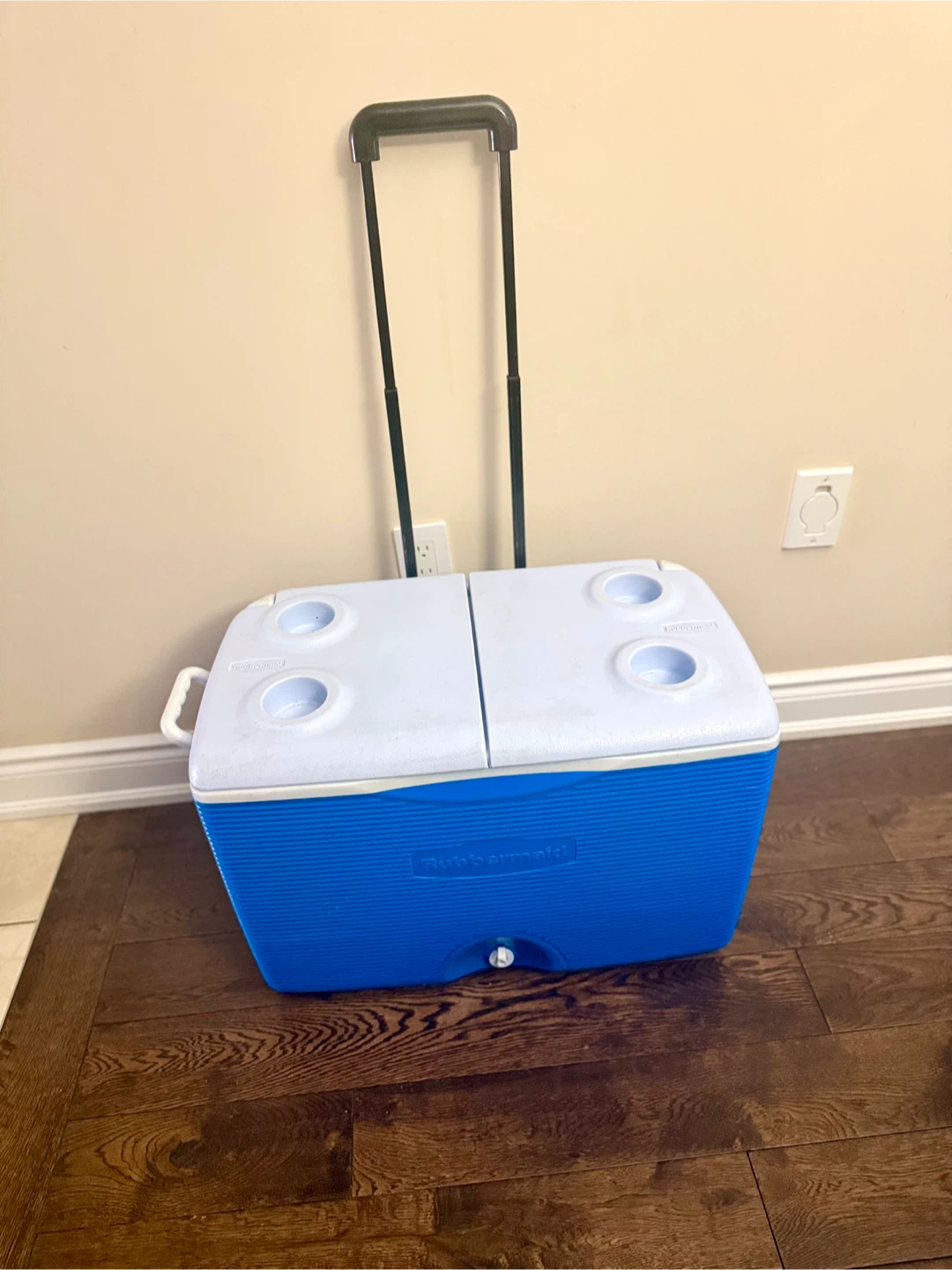 Rubbermaid Rolling Cooler with 4 Cup Holders