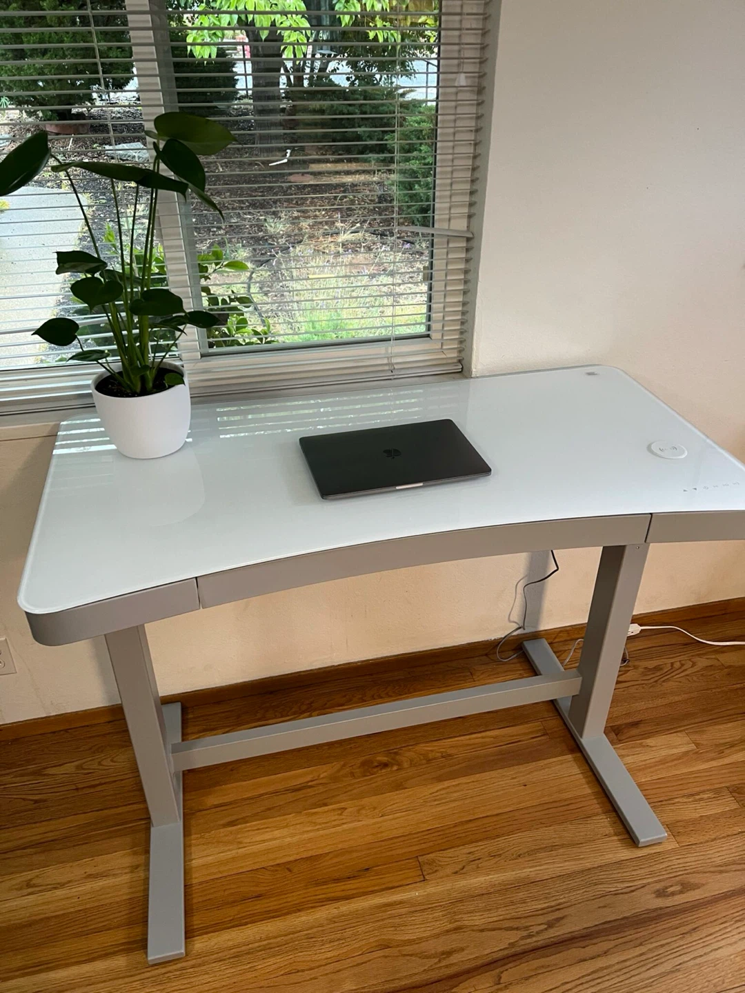 Tresanti powered adjustable height desk - photo 3
