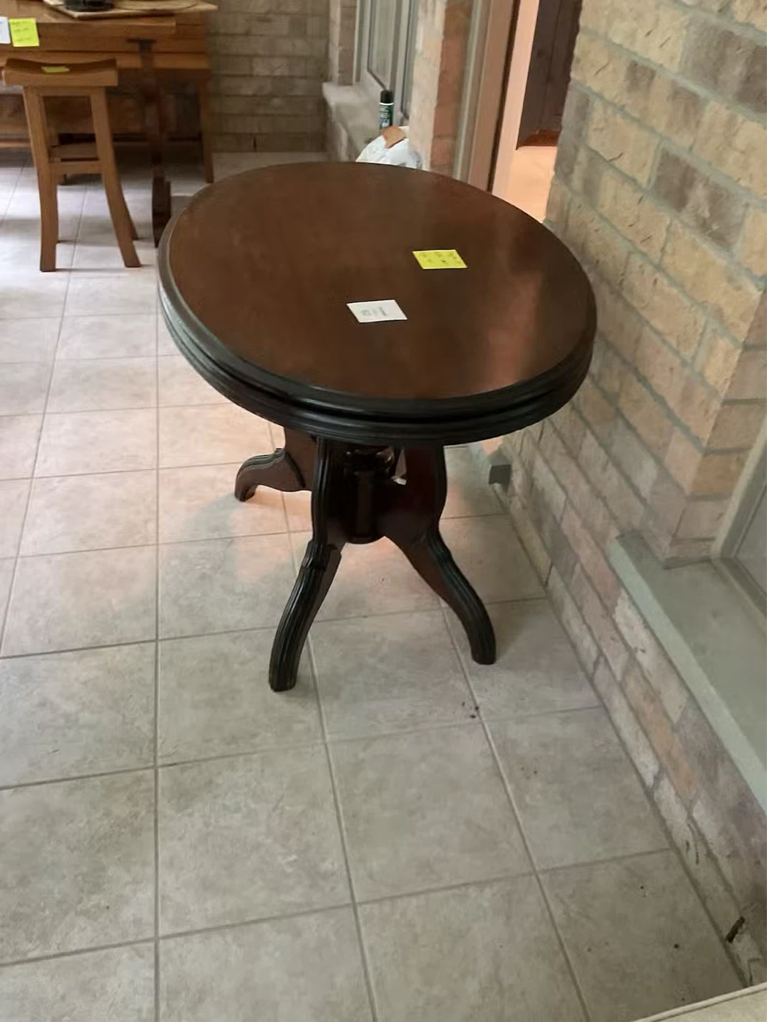 Round Pedestal Side Table - photo 2