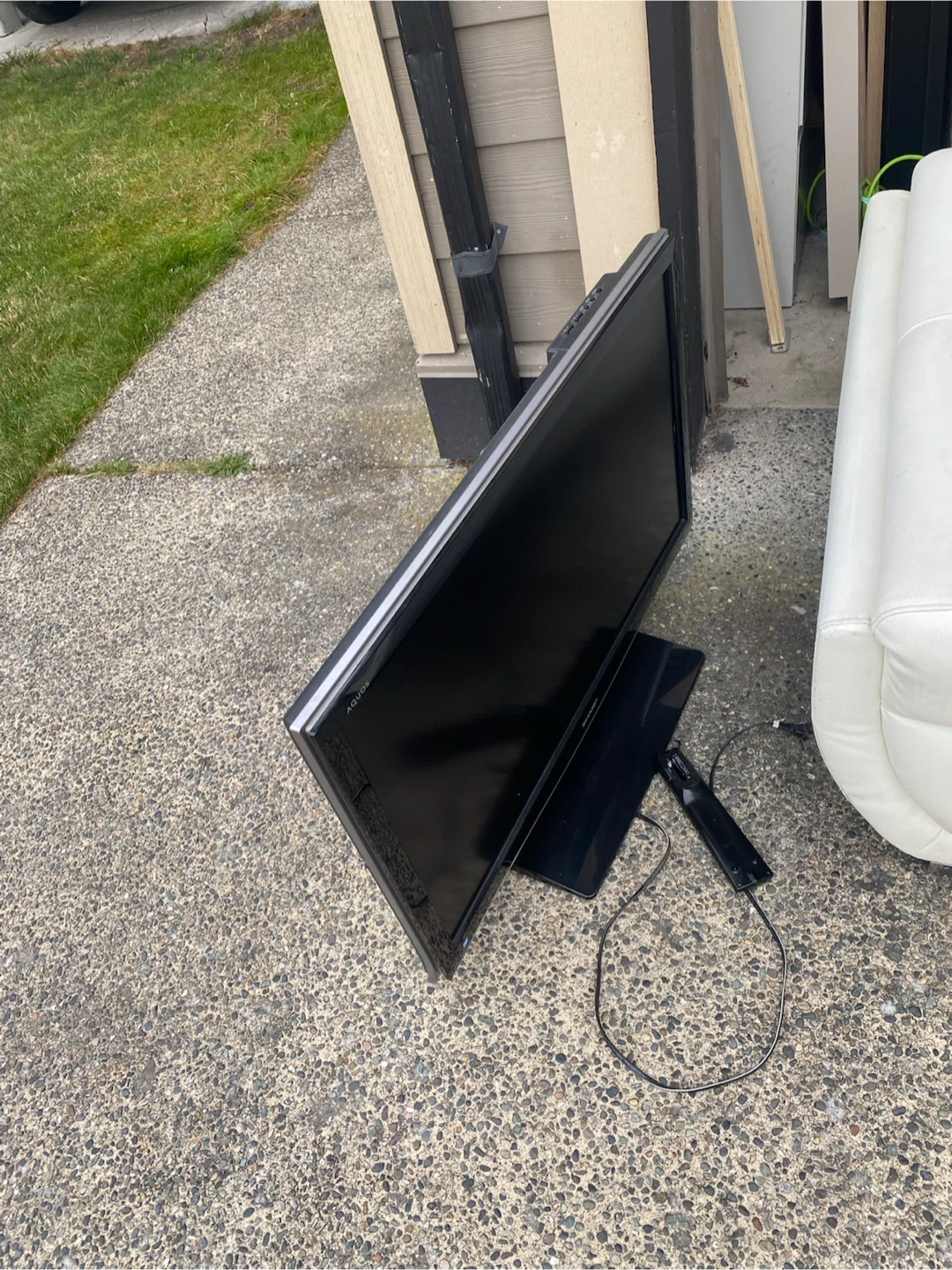 Sharp Aquos LC-37D64U 37-inch LCD TV