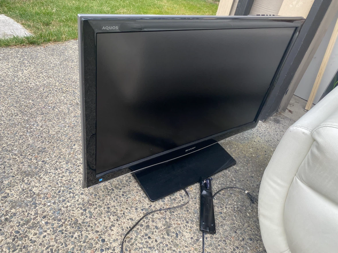 Sharp Aquos LC-37D64U 37-inch LCD TV - photo 2