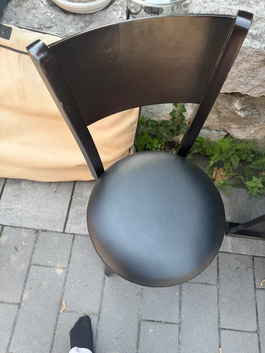Little kitchenette with two chairs - photo 3