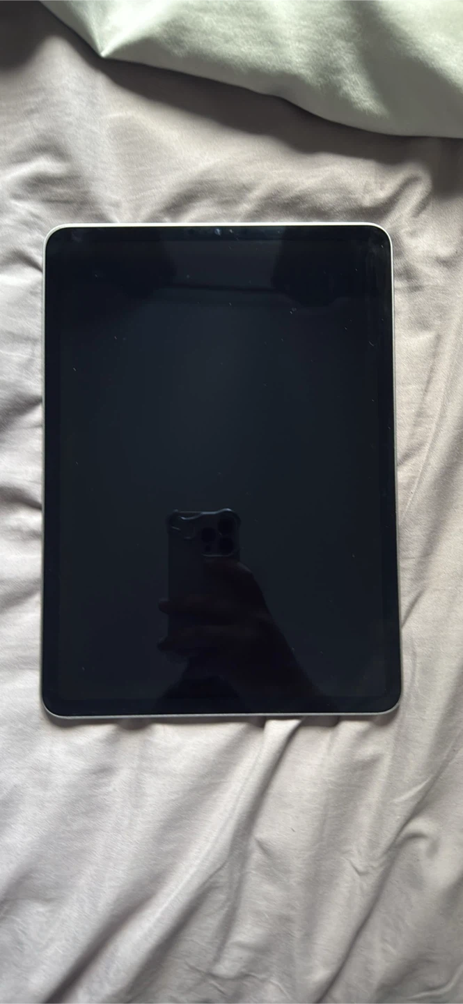 Apple iPad Pro 4th gen m2 chip 11 inch 128 GB near mint