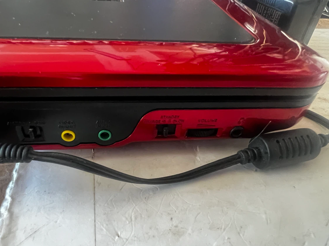RCA Portable DVD Player with 3 Thomas & Friends DVDs - photo 3