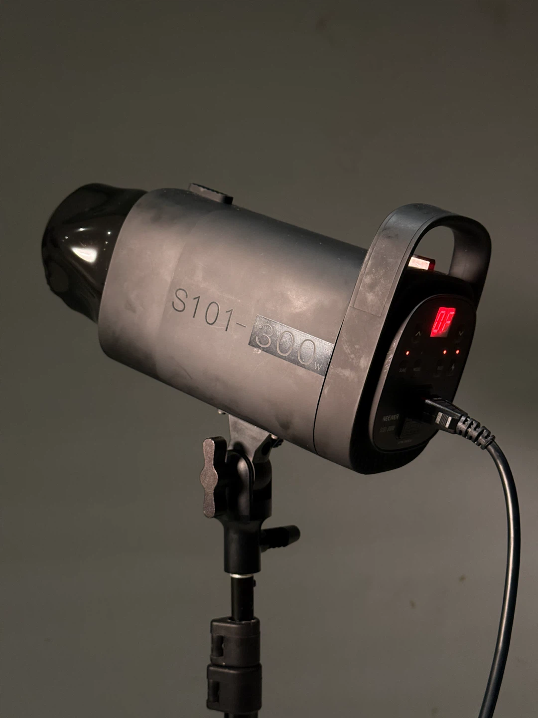 Neewer S101-300W & FREE light stand Photo Monolight - photo 2