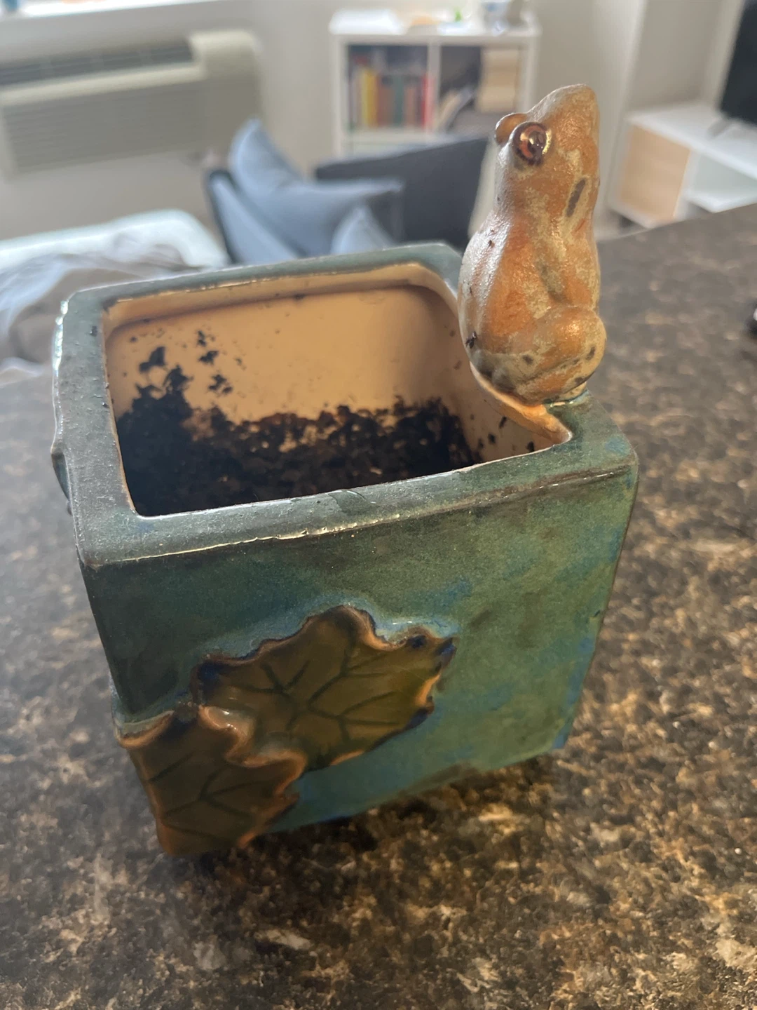 Ceramic planter pot with frog accent - photo 2