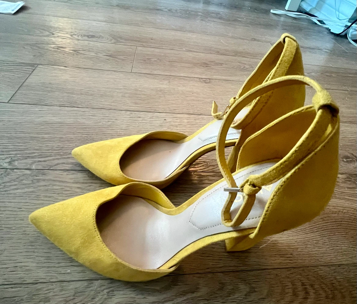 ALDO Yellow Suede Heels  size 8.5 with Ankle Strap - photo 4