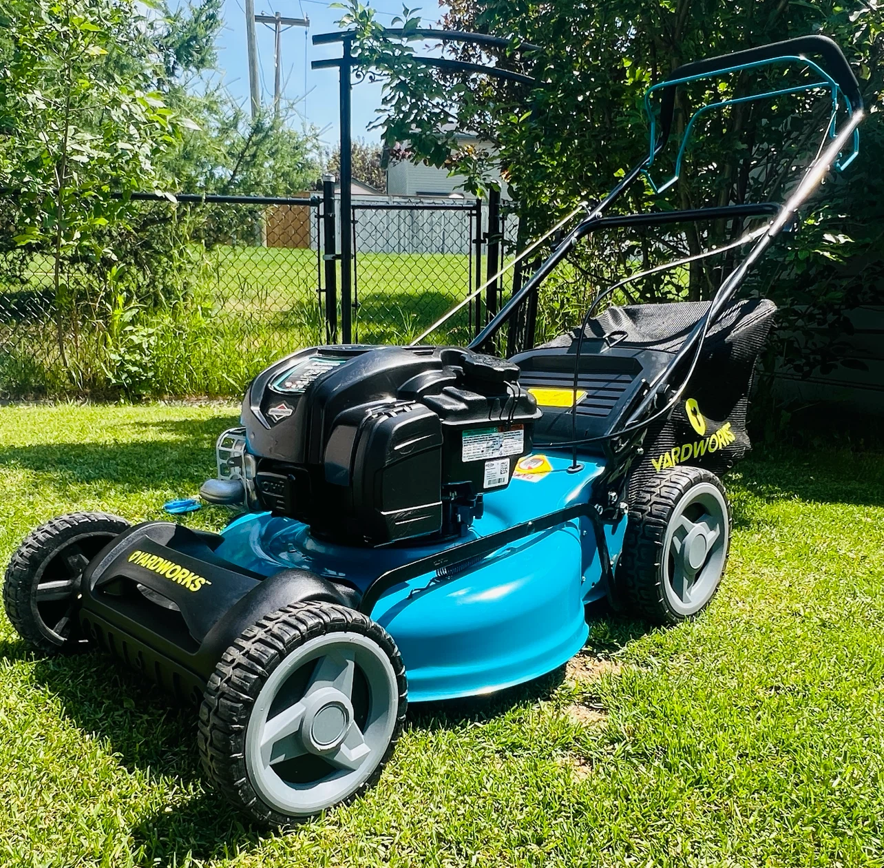 Yardworks 163cc Briggs & Stratton self propelled mower