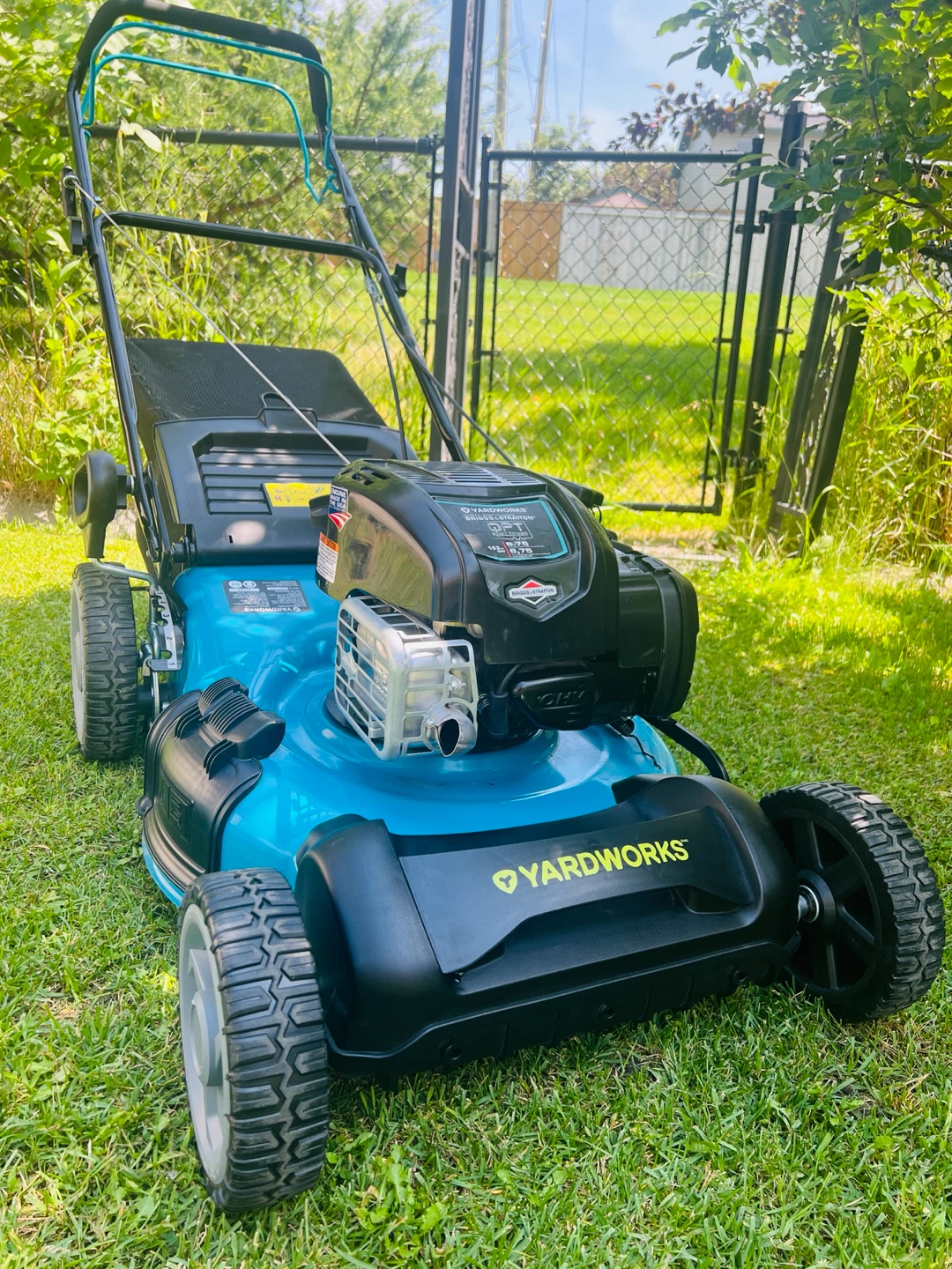 Yardworks 163cc Briggs & Stratton self propelled mower - photo 2