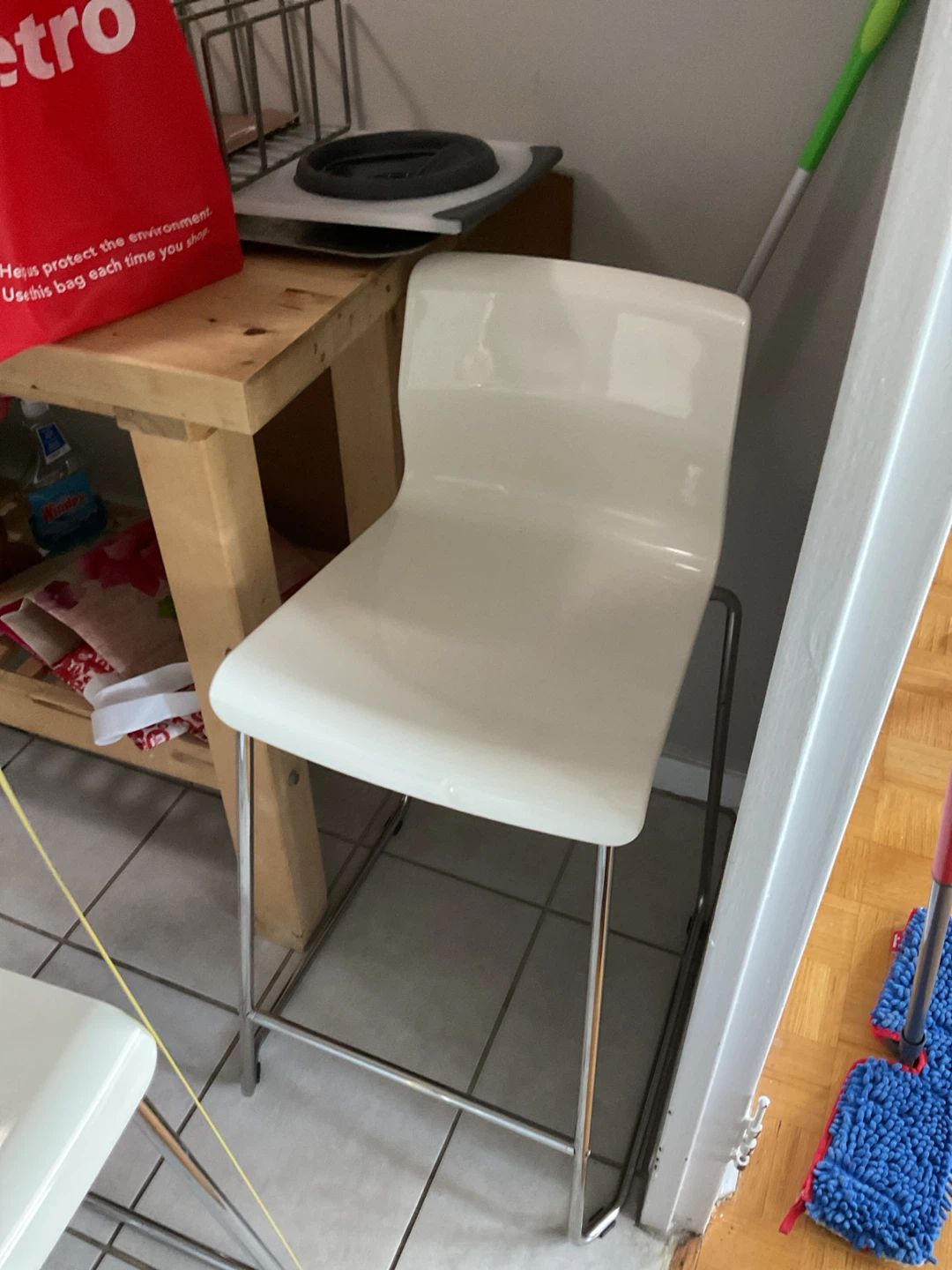 White Bar Stool with table - photo 2