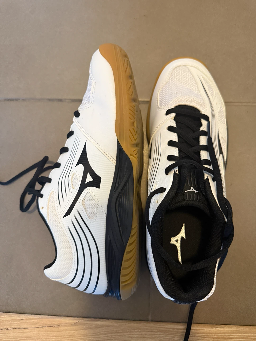 NEW Mizuno White and Black Indoor Court Shoes size 9