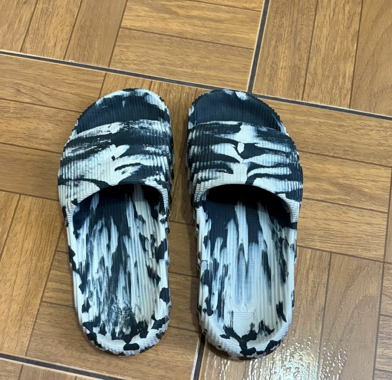 Adidas Adilette 22 Slide- Size M5/W6 ( Price is Firm)