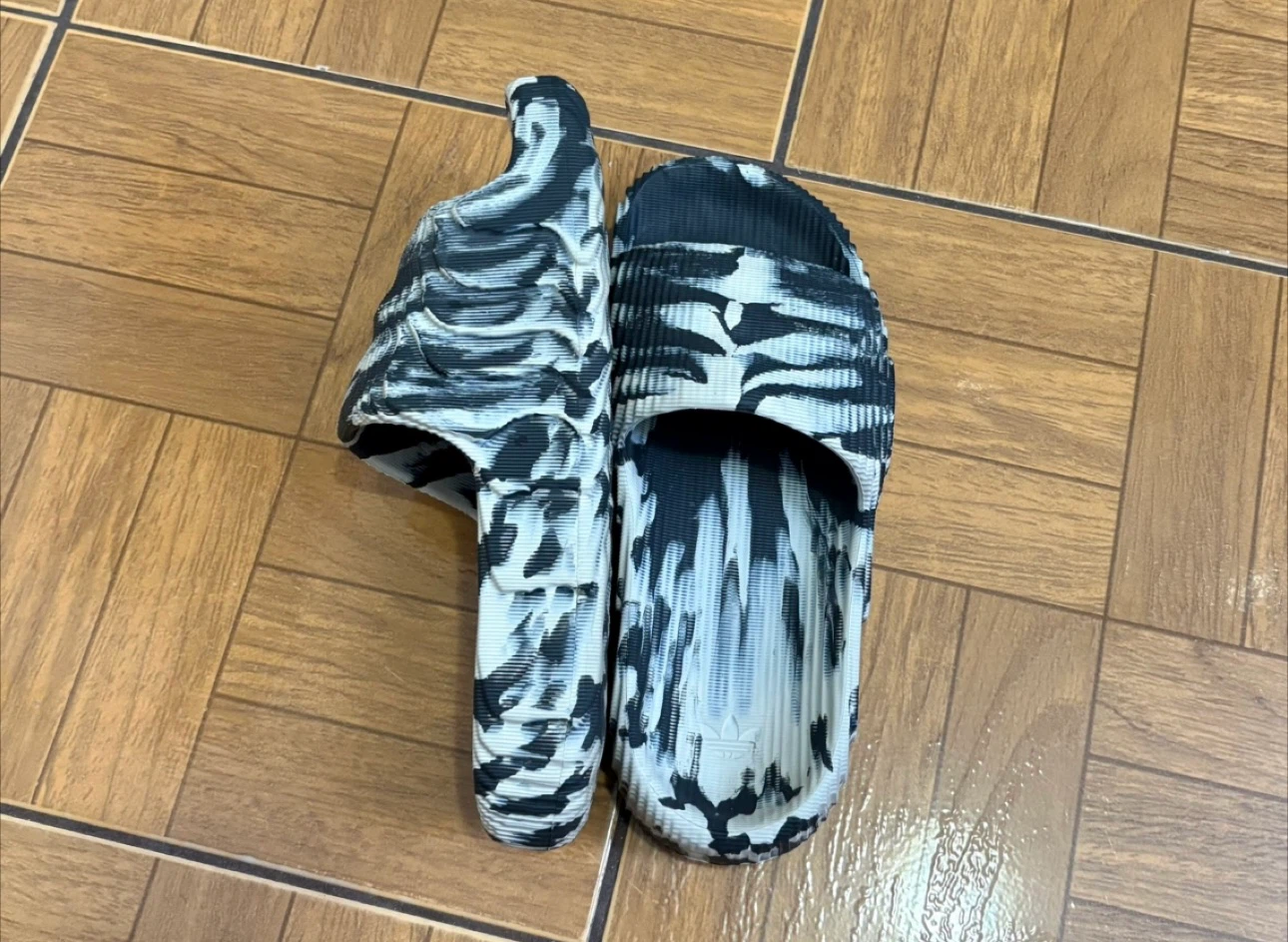 Adidas Adilette 22 Slide- Size M5/W6 ( Price is Firm) - photo 3