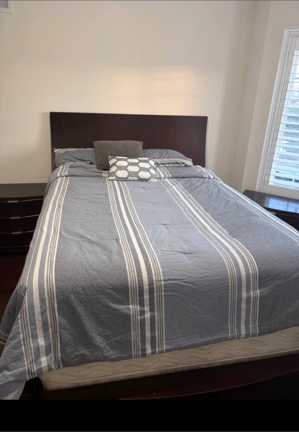 Solid Wood Queen Bedroom Set – Excellent Condition