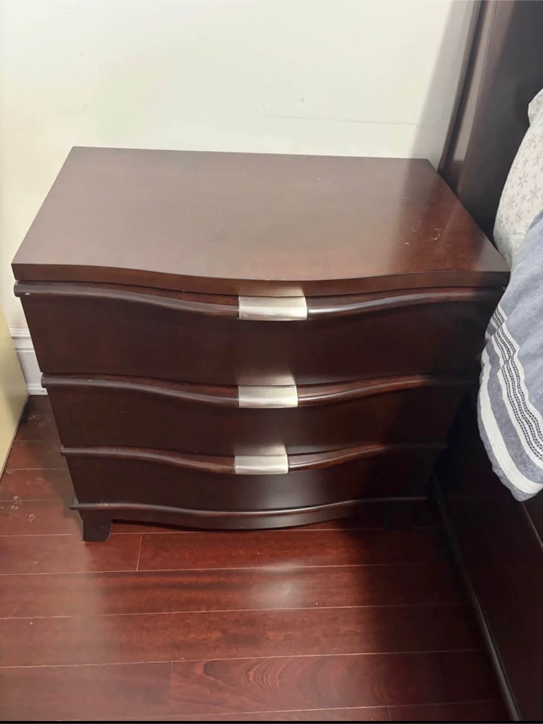Solid Wood Queen Bedroom Set – Excellent Condition - photo 2