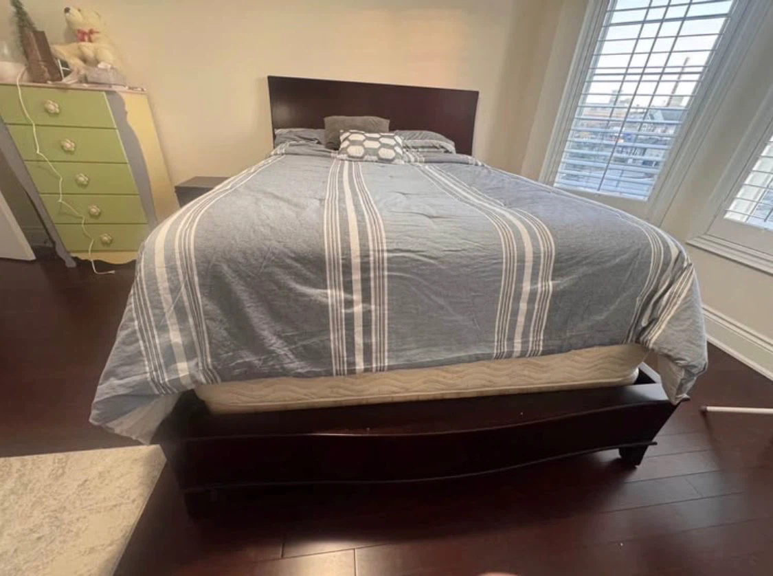 Solid Wood Queen Bedroom Set – Excellent Condition - photo 5