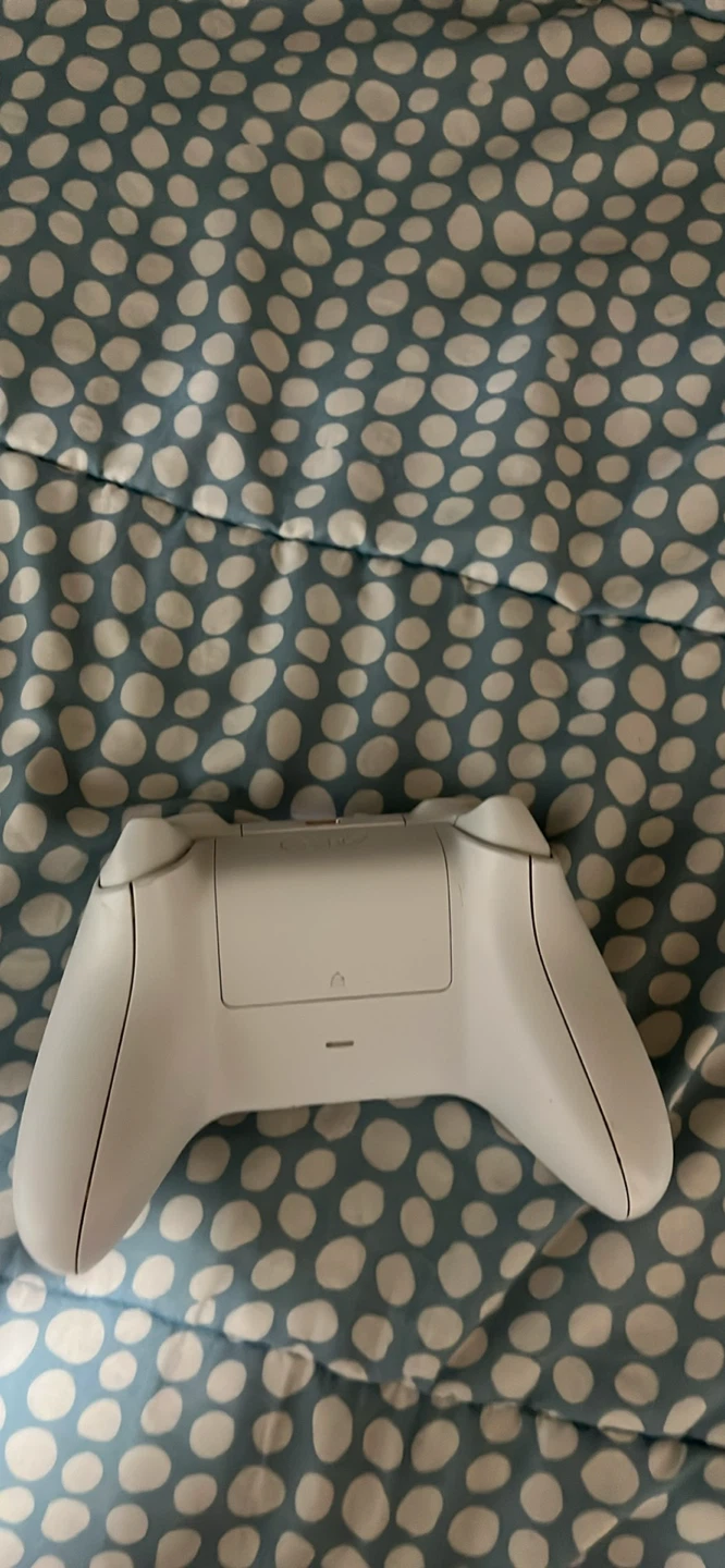 White Xbox Wireless Controller - photo 2