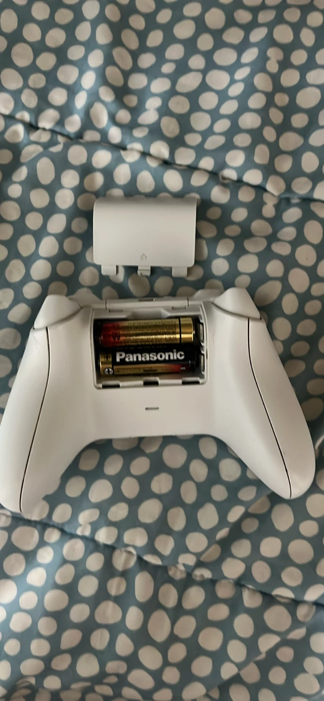 White Xbox Wireless Controller - photo 3