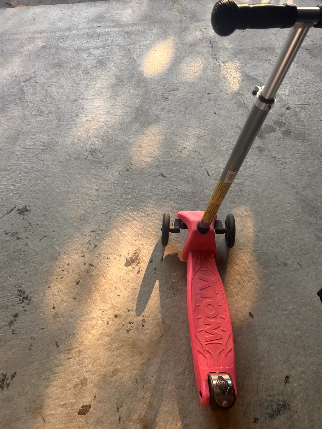 MOM Pink 3-Wheel Scooter