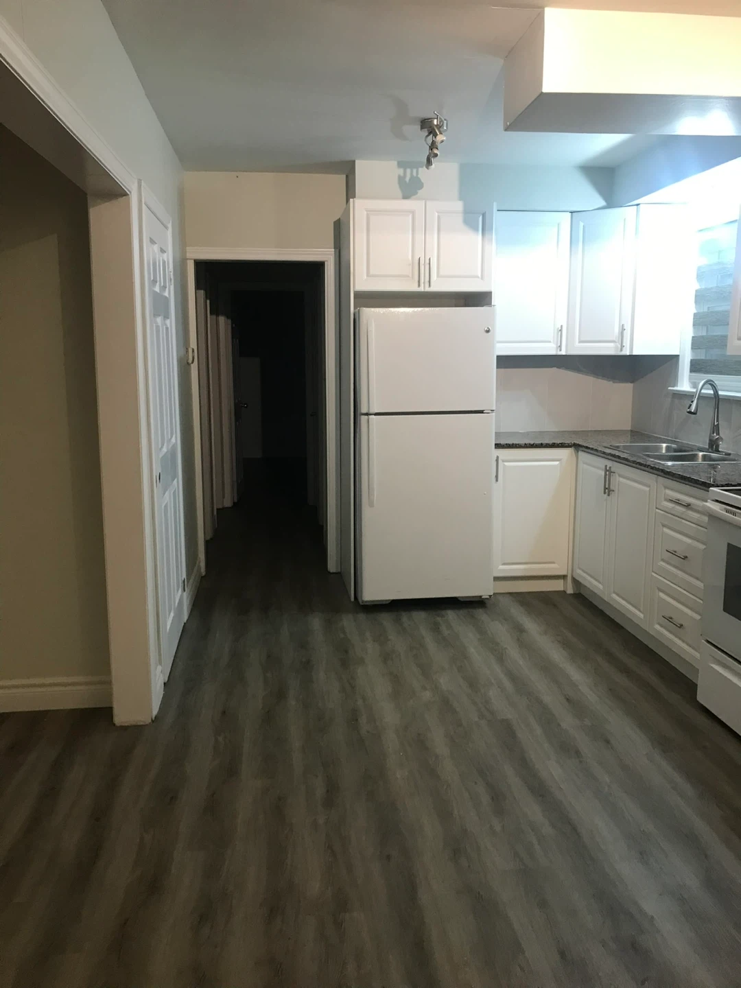 3 bedroom bungalow main floor for rent - photo 3