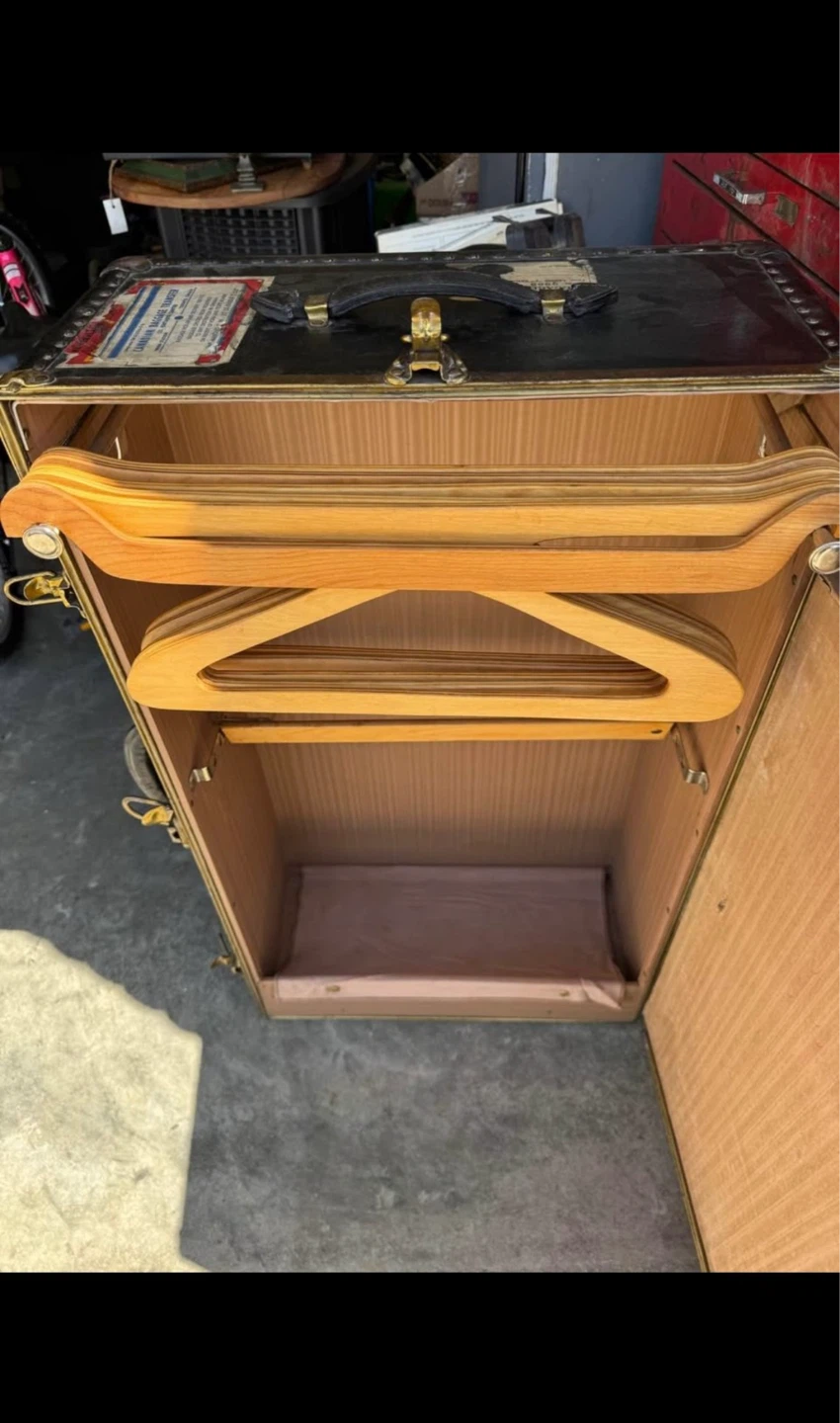 Vintage Wardrobe Trunk - photo 3