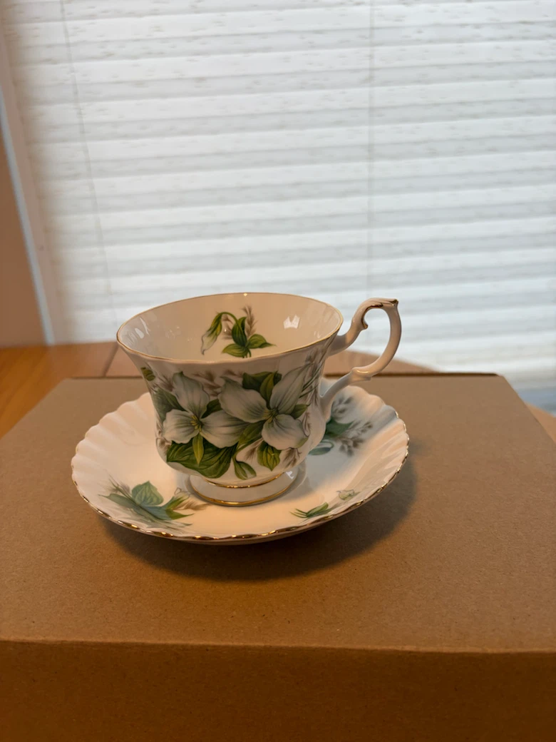 Royal Albert Trillium Teacup and Saucer - photo 3
