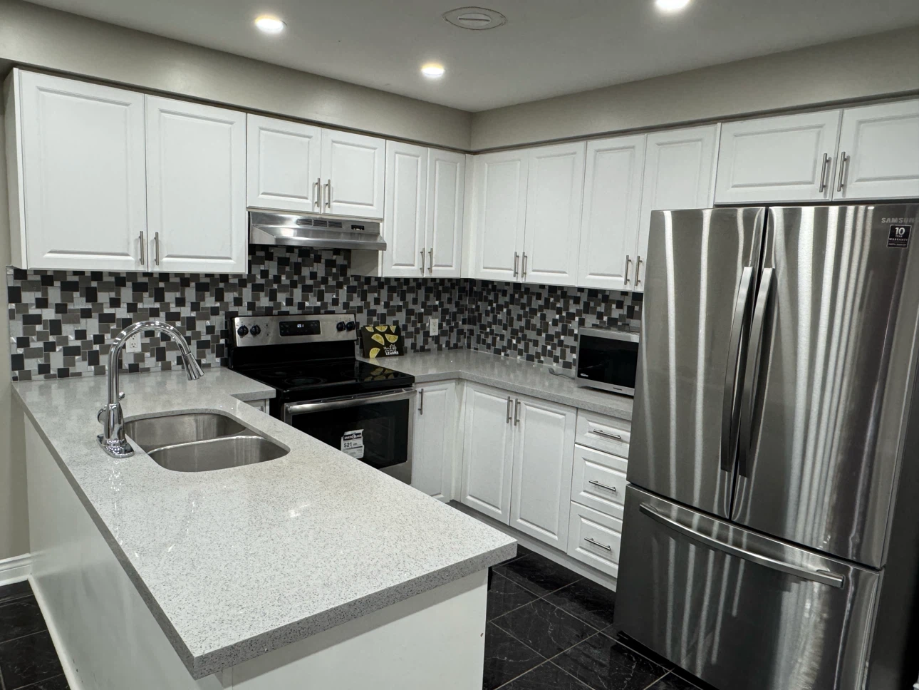 4 bed 2.5 bath townhome for rent in Ajax - photo 2