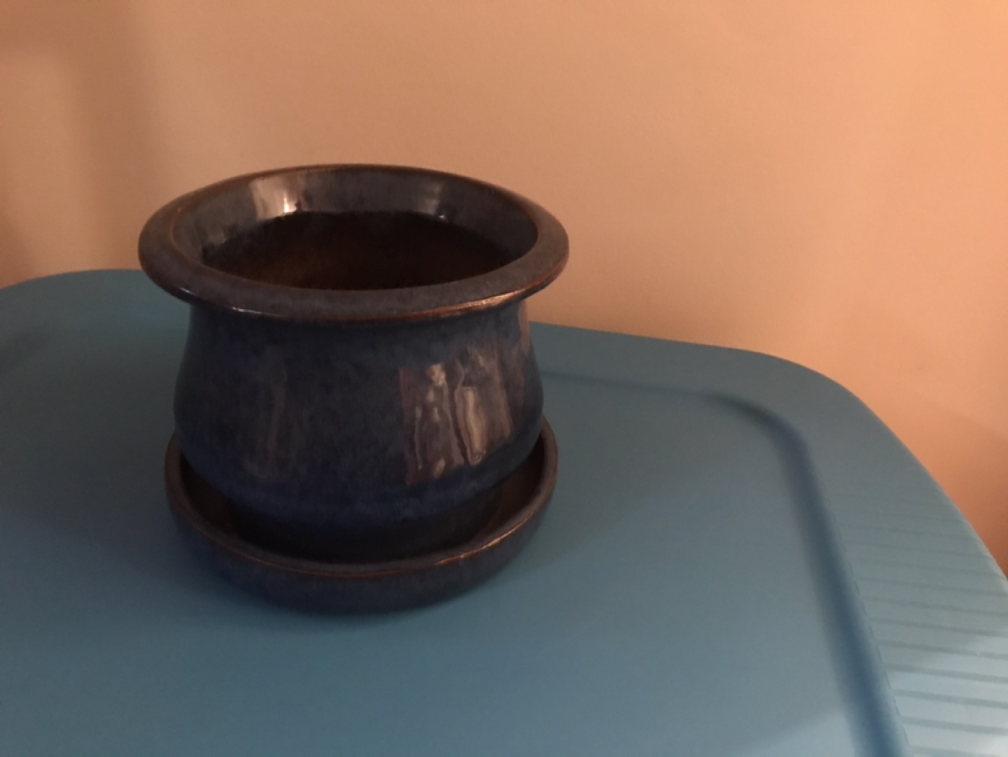 Ceramic planter attached saucer