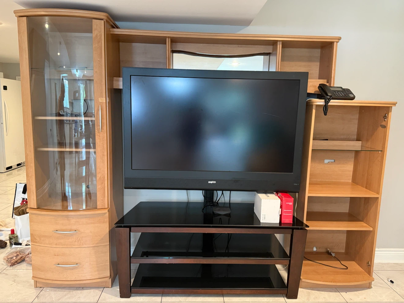 Sanyo Flat Screen TV Entertainment Unit - photo 2