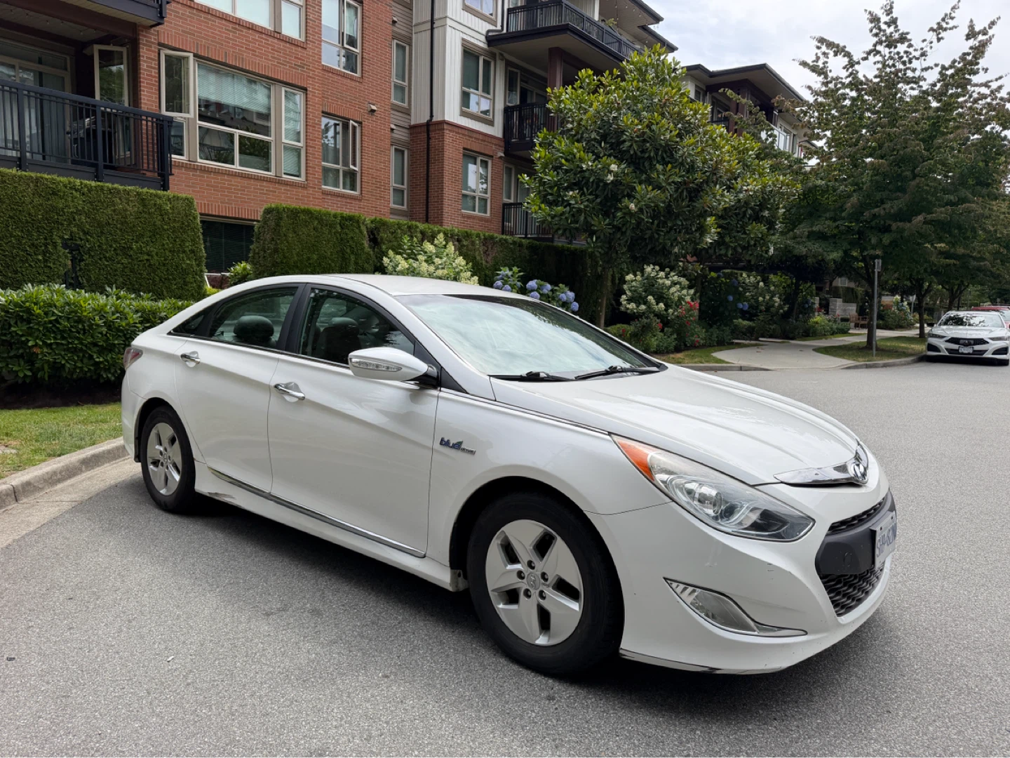 2012 Hyundai Sonata Hybrid Premium | 2 Owner | Clean Title | - photo 3