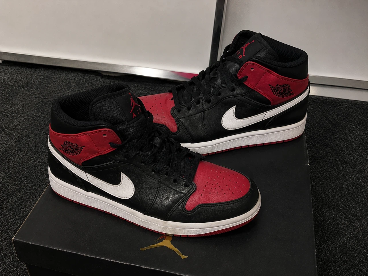 Air Jordan 1 Mid Black Red Sneakers