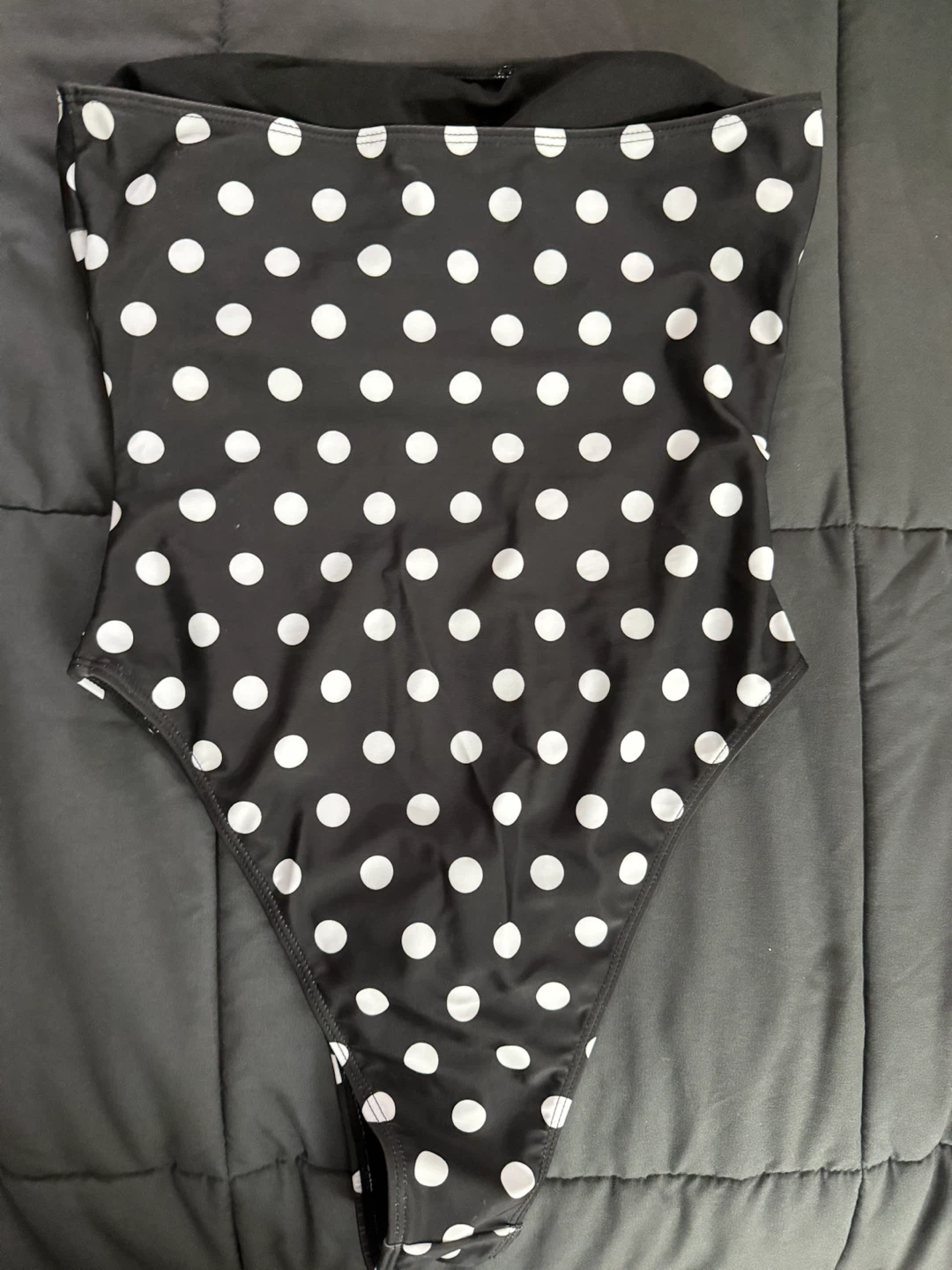 Black and white polka dot strapless swimsuit - photo 3