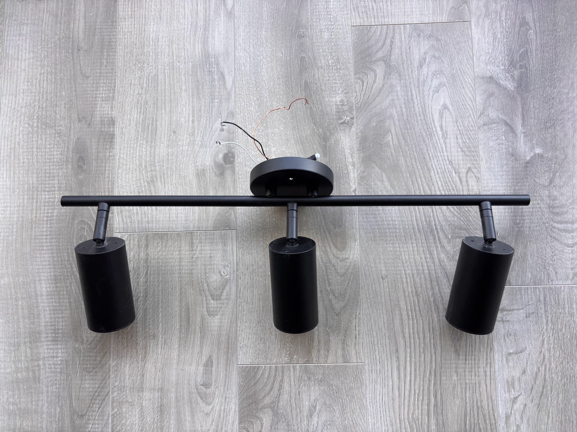 3-Light Track Ceiling Fixture – Excellent Condition - photo 4