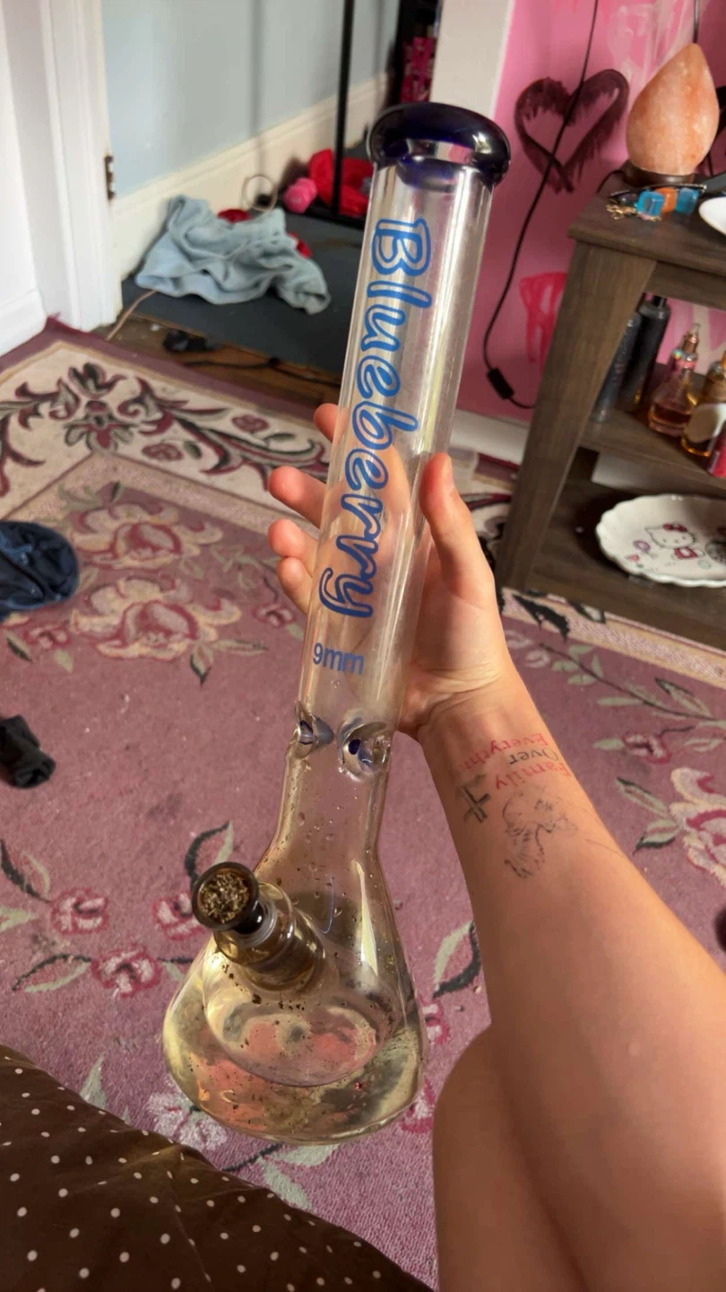 Blueberry 9mm 18 inch Glass Bong