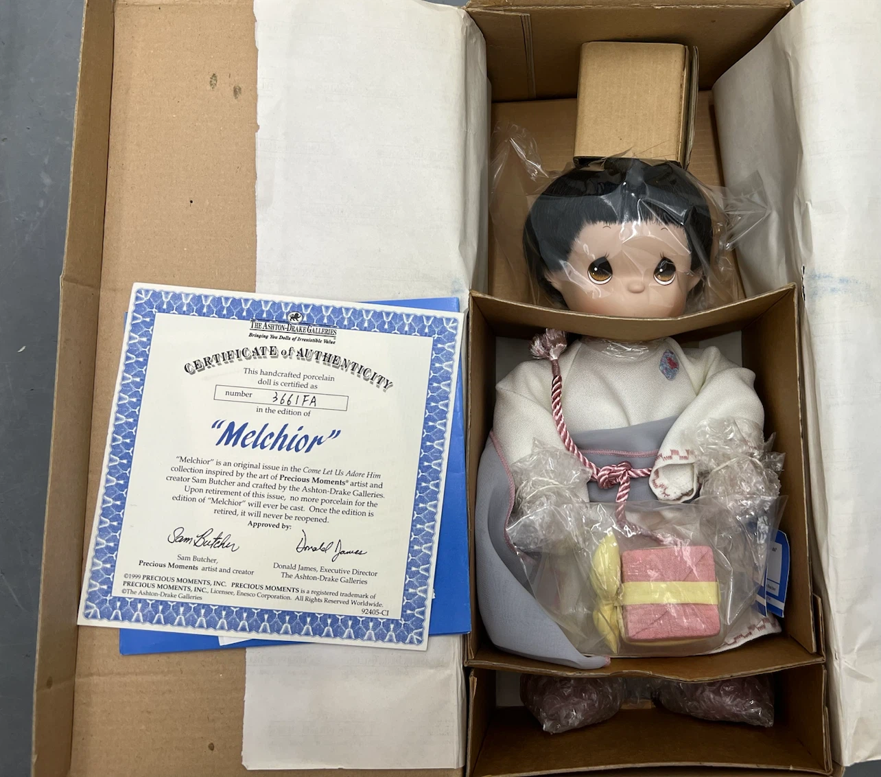 Ashton Drake Precious Moments "Come Let Us Adore Him"Doll 8 Pcs - photo 3
