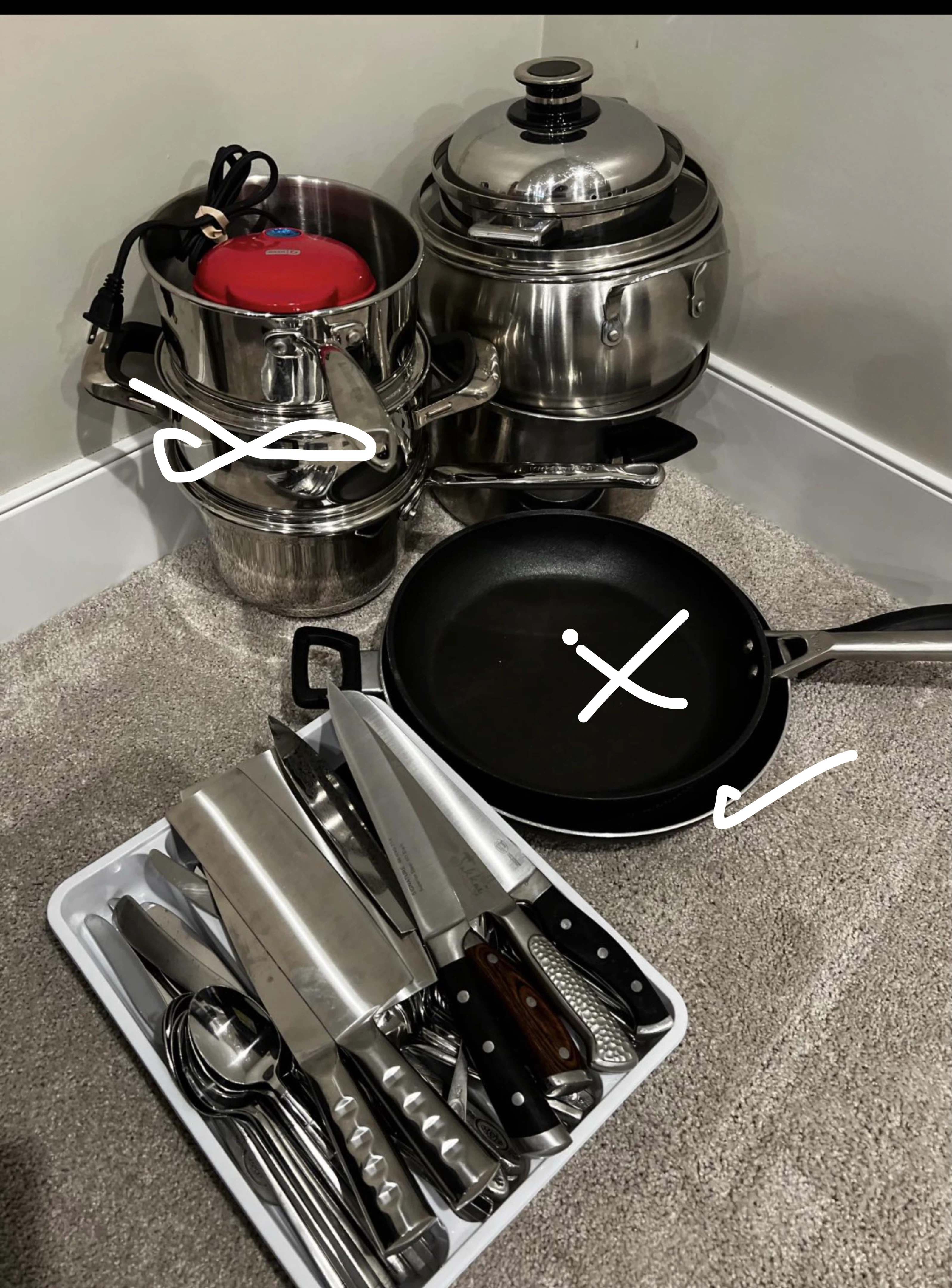 Assorted Cookware and Kitchen Knife Set