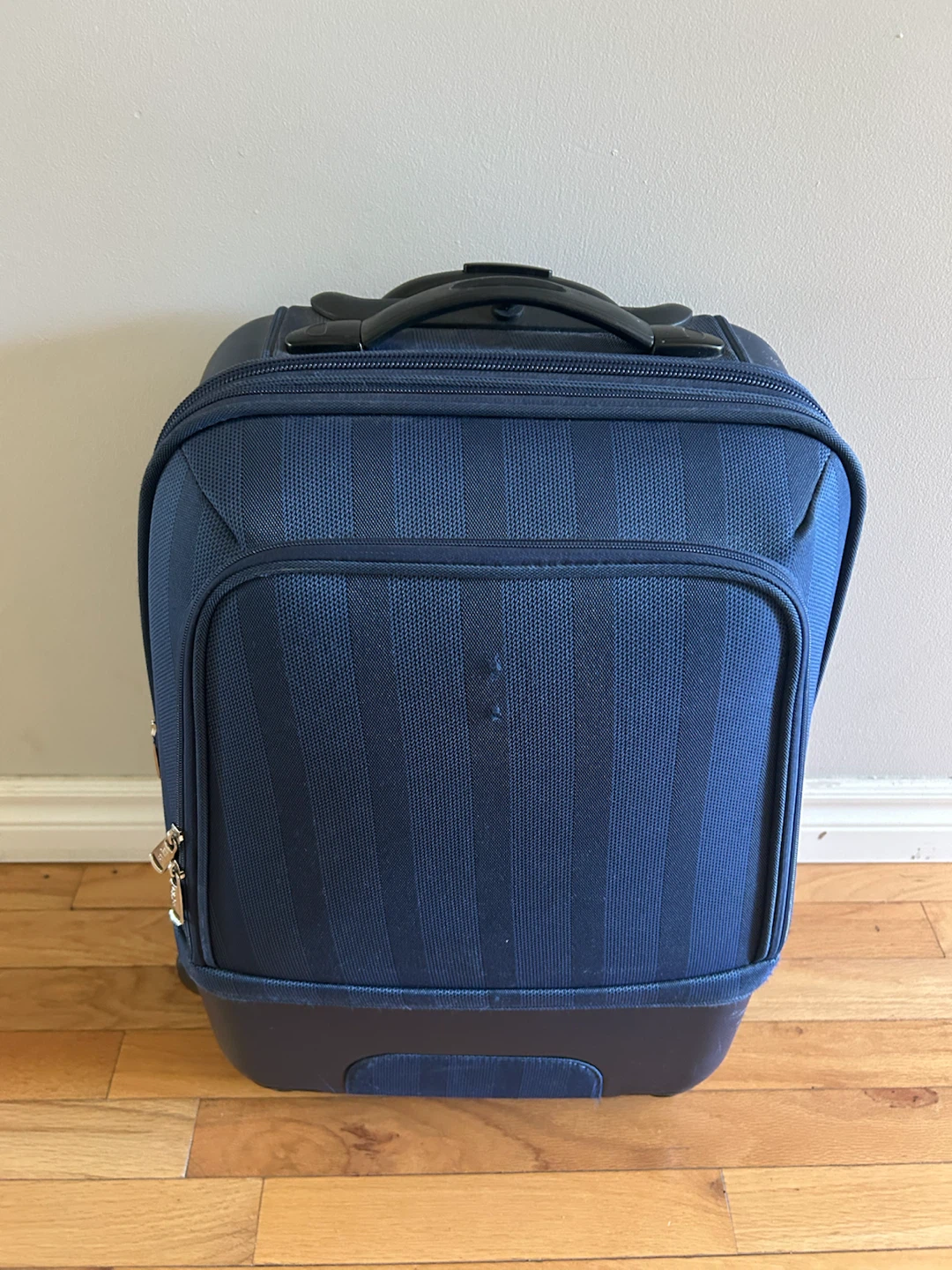 HEYS 22” TALL EXPANDABLE SPINNER SUITCASE (SEE LISTING)