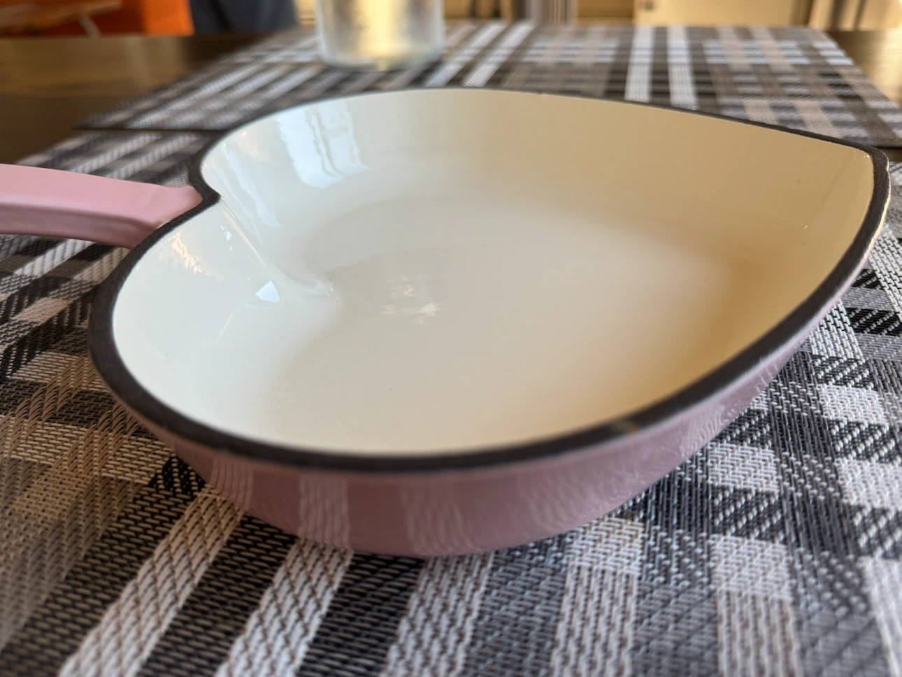 Smith & Clark 9in Enamel Cast Iron Heart Skillet - photo 3