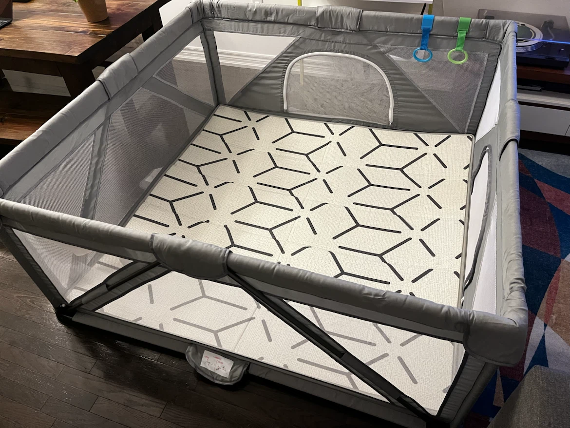 Large foldable playpen with playmat and pull rings
