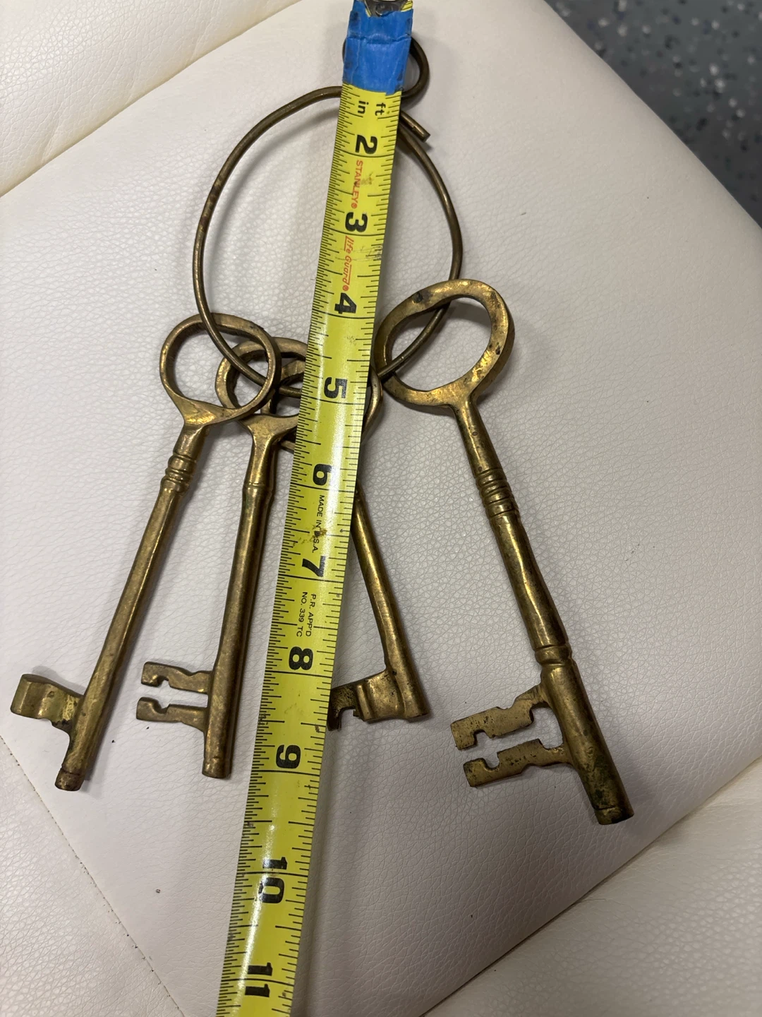 Set of 4 Vintage Brass Skeleton Keys on Ring - photo 2